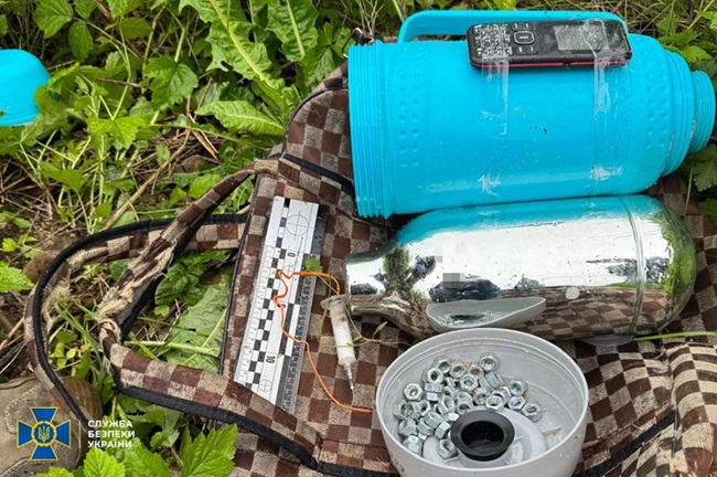 куратор з фсб доручив дівчині збирати вибуховий пристрій в орендованій квартирі. Фото: СБУ.