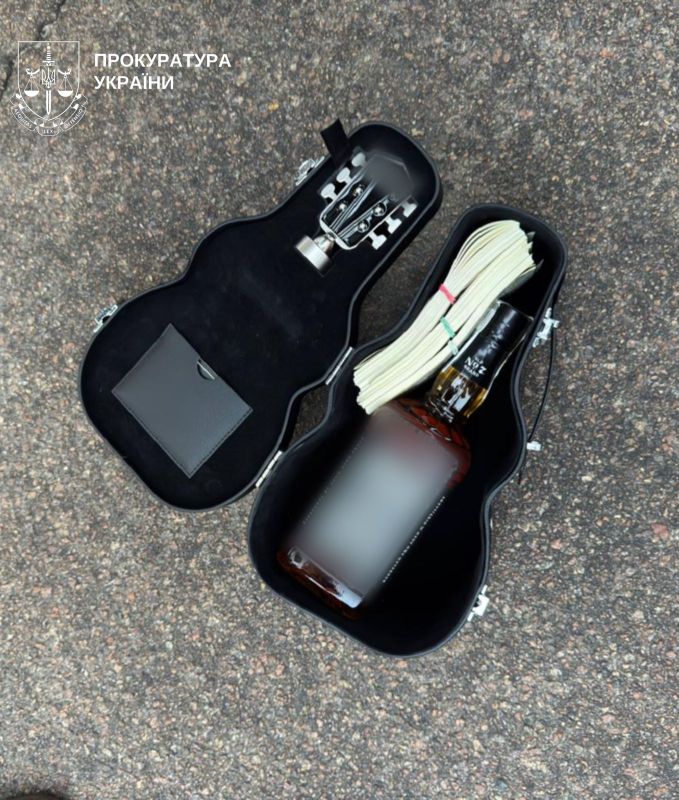 На Київщині правоохоронець вимагав 25 тисяч доларів за "кришування" нелегального бізнесу