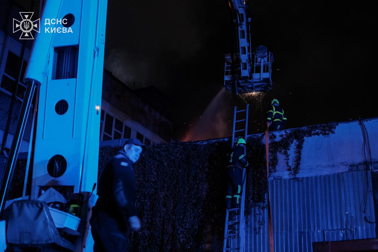 У Києві ліквідували пожежу в офісній будівлі на Солом’янці