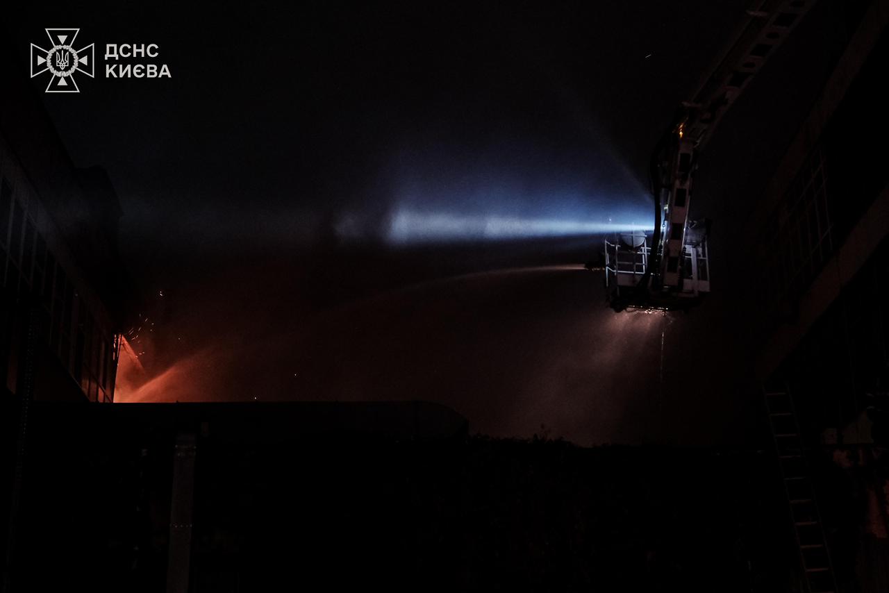 У Києві ліквідували пожежу в офісній будівлі