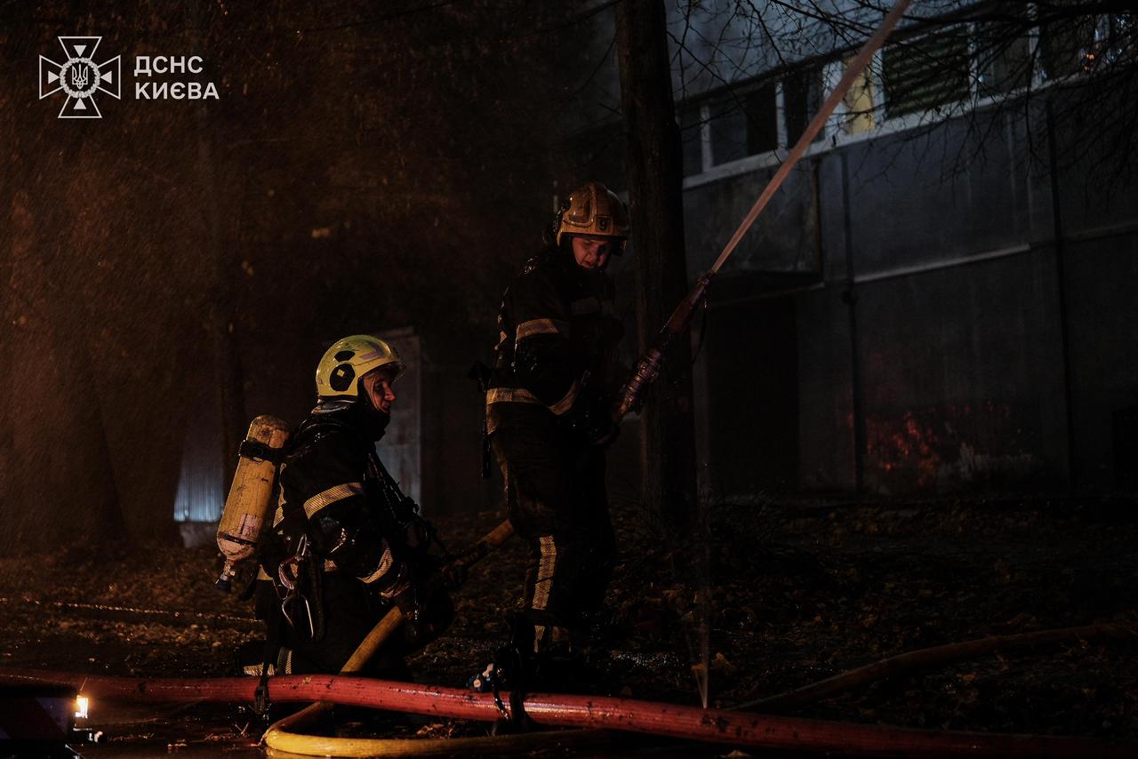 У Києві сталася масштабна пожежа в офісній будівлі на Солом’янці