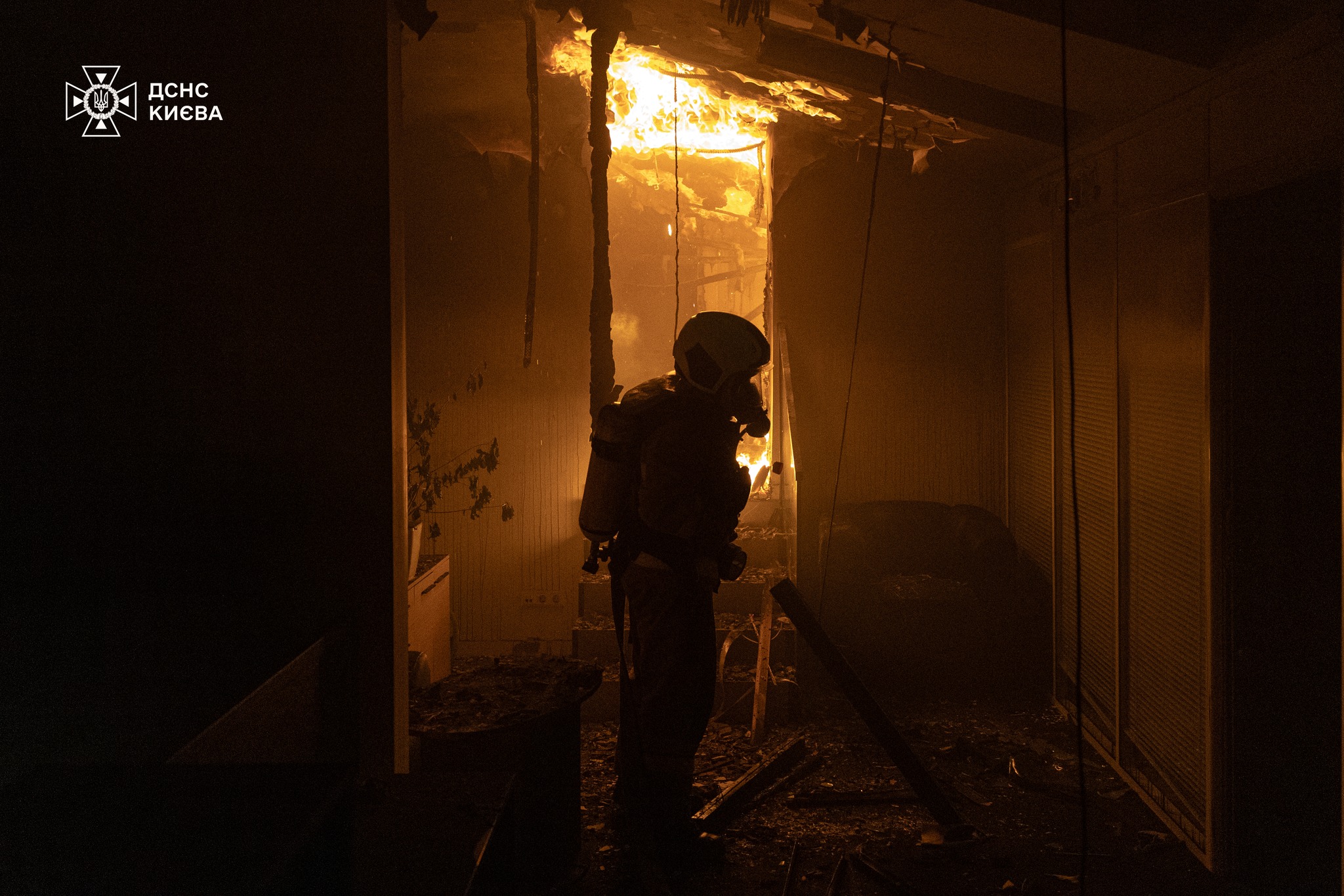 У центрі Києва загорілась адмінбудівля