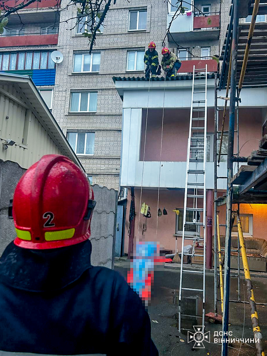 У Вінниці з вікна дев’ятого поверху випала жінка