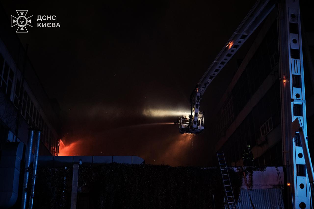 У Києві сталася масштабна пожежа в офісній будівлі