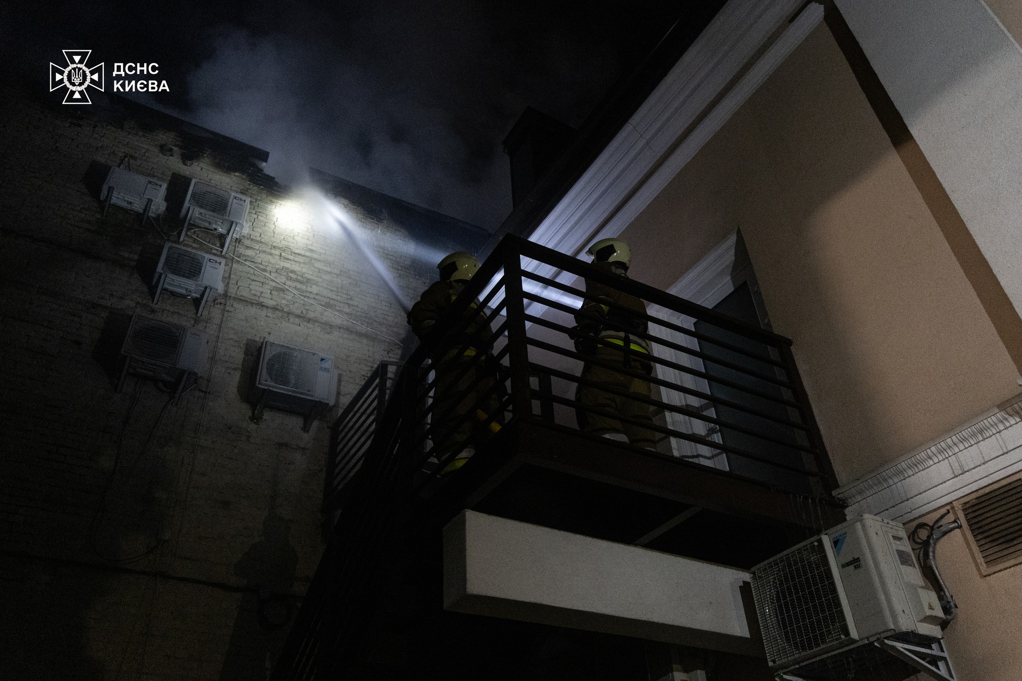 У центрі Києва загорілась адмінбудівля: вогонь охопив дах