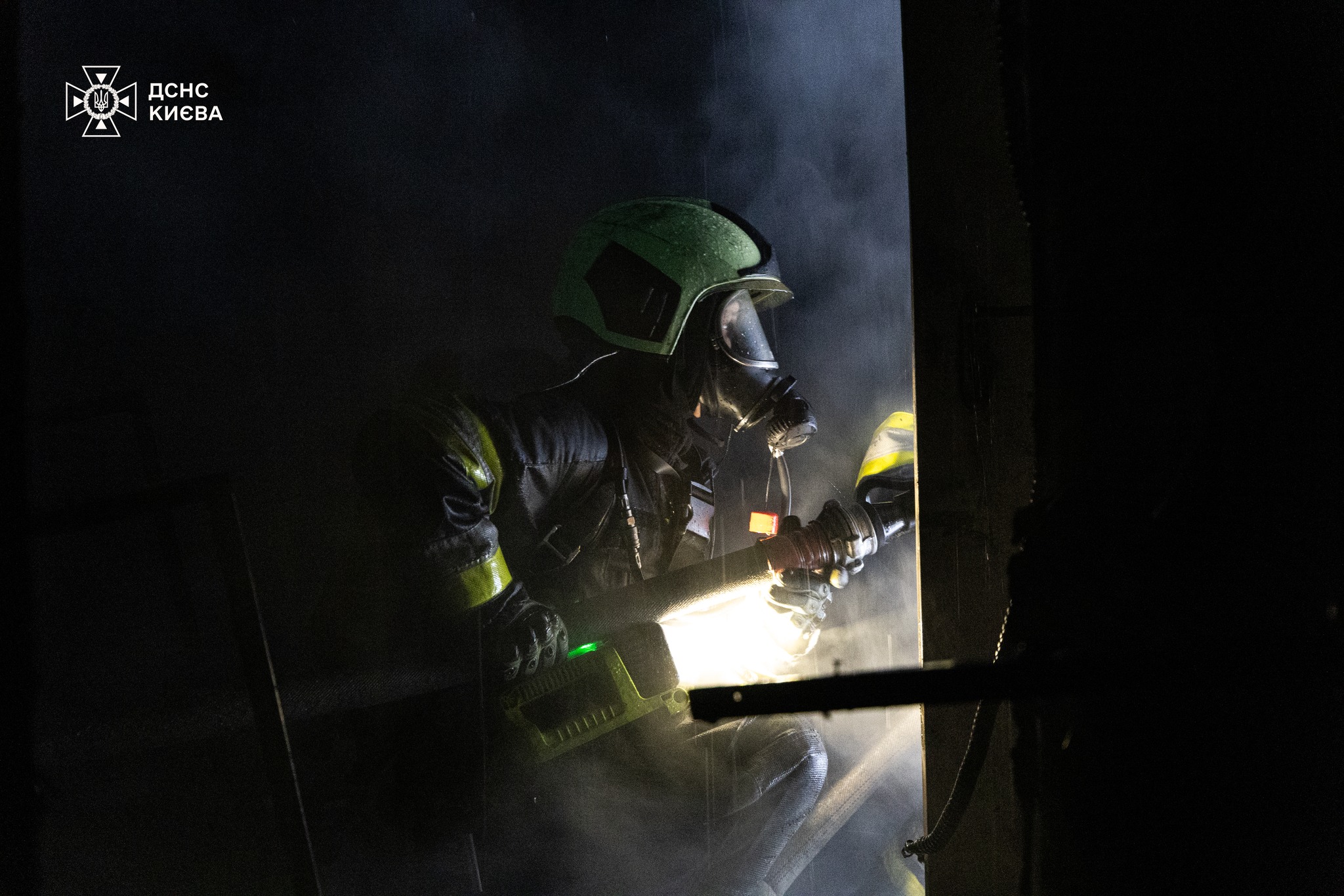 У центрі Києва горіла адмінбудівля: вогонь охопив дах