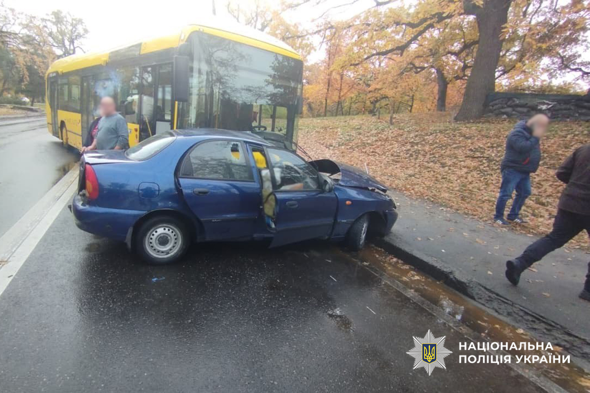 У Черкасах зіткнулися маршрутка і легковик: є постраждалі