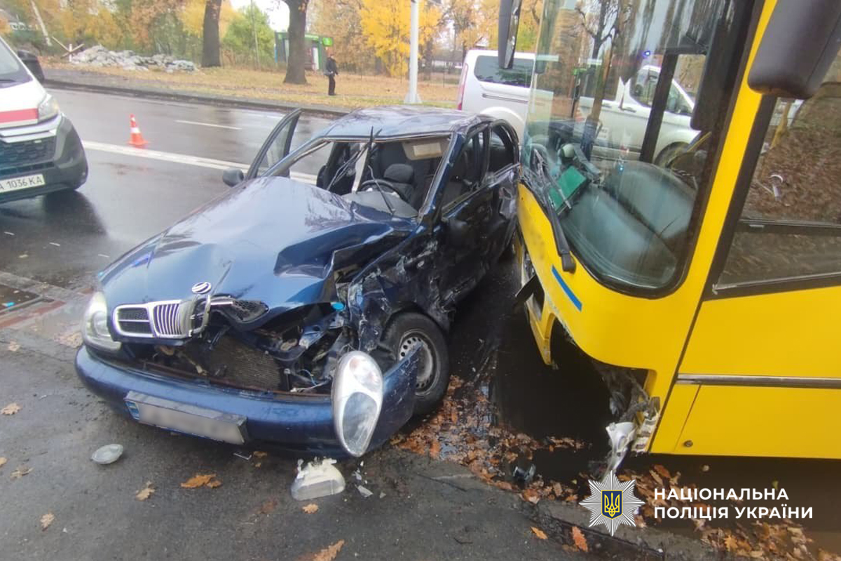 У Черкасах зіткнулися маршрутка і легковик: травмовані дві людини