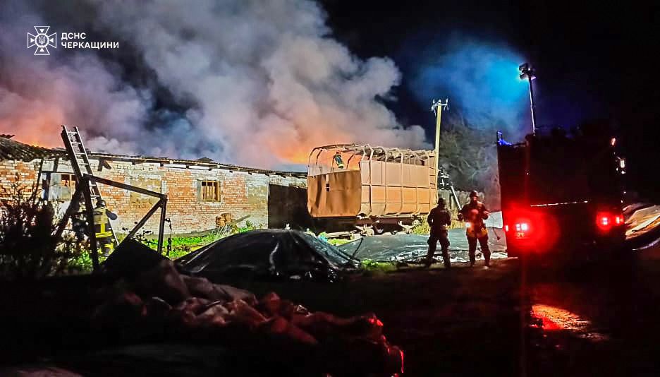 В Черкасской области в результате вражеской атаки вспыхнула ферма