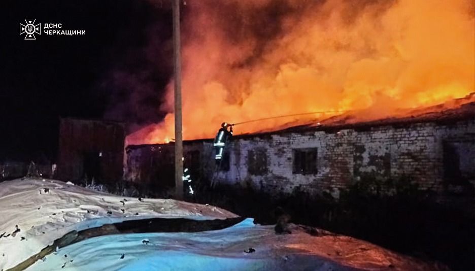 В Черкасской области в результате обстрела вспыхнула ферма