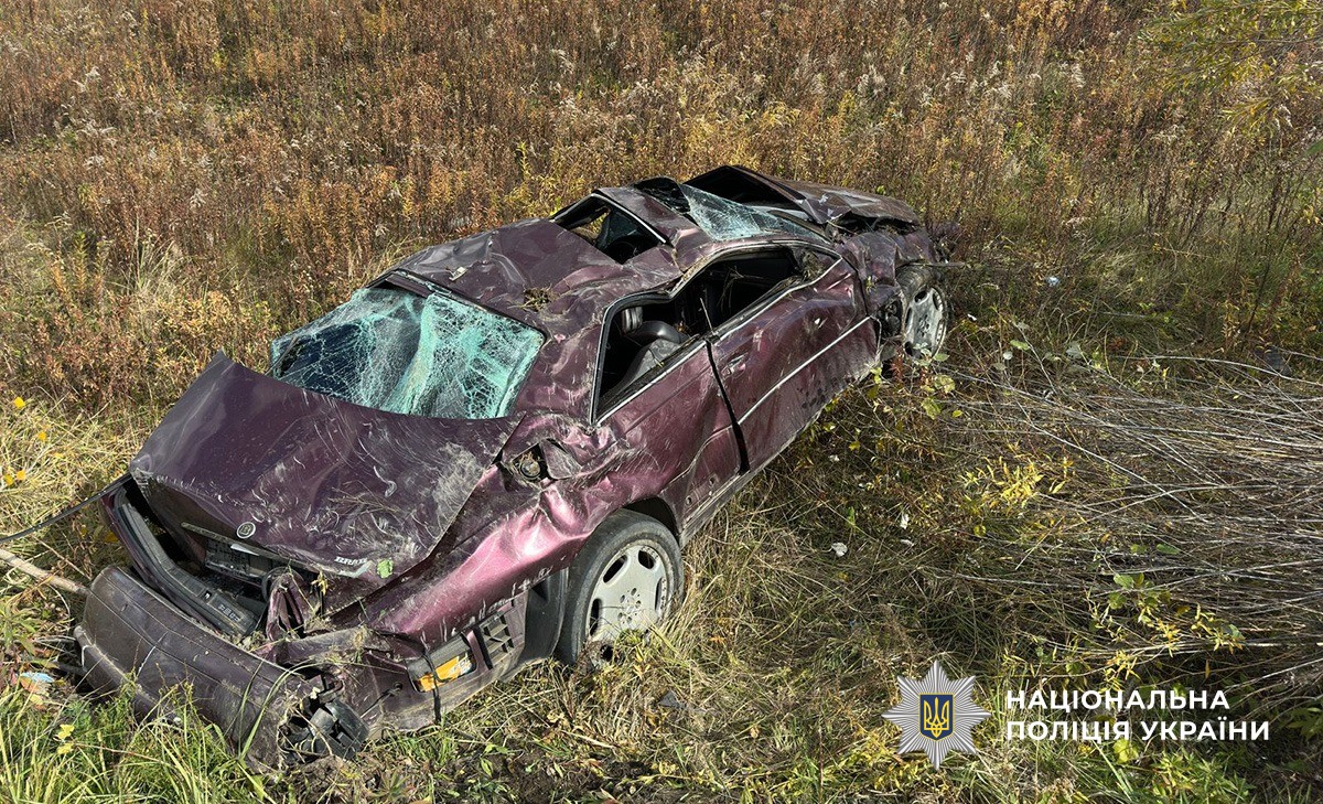 На Буковині автівка вилетіла в кювет і перекинулася: водій у лікарні