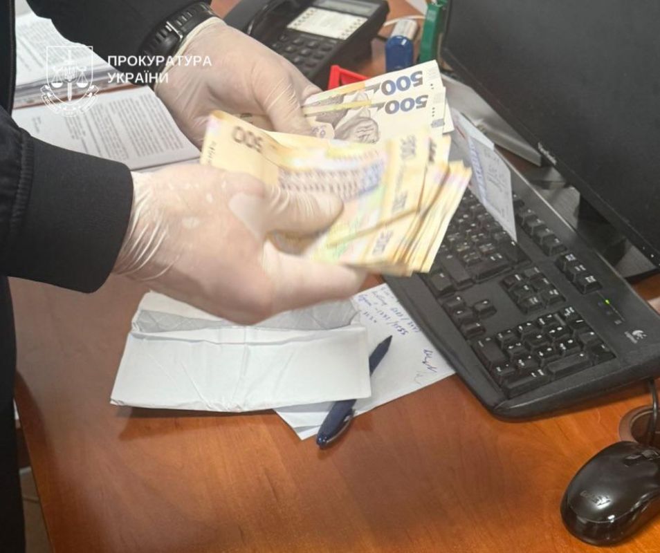 Посадовці Київської митниці брали за розмитнення автівок