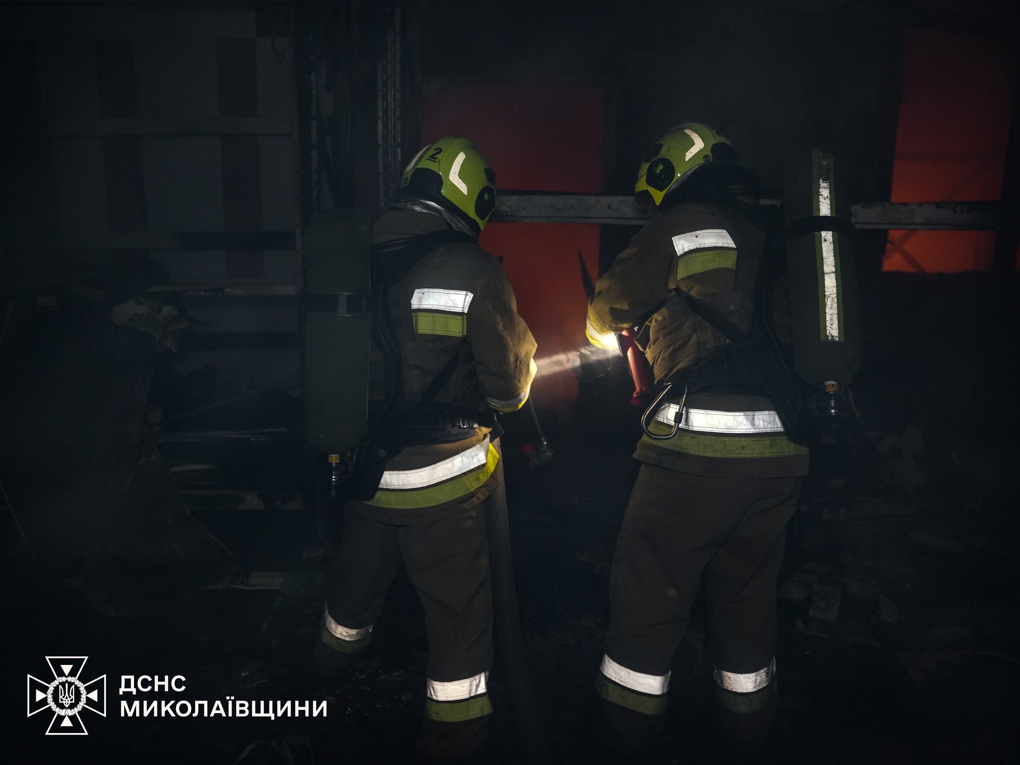 Ночная атака на Николаев: спасатели показали, как тушили масштабный пожар