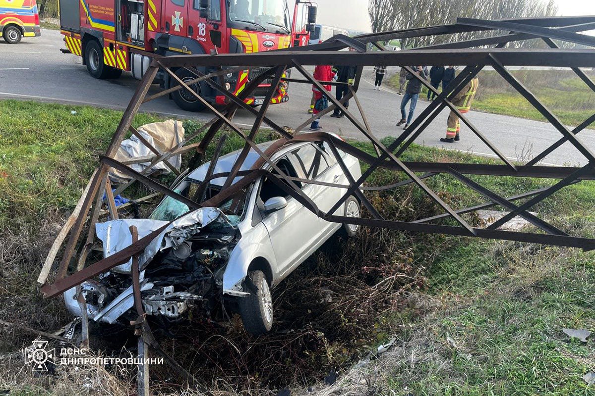 На Дніпропетровщині легковик влетів в електроопору й застряг: водія витягли рятувальники