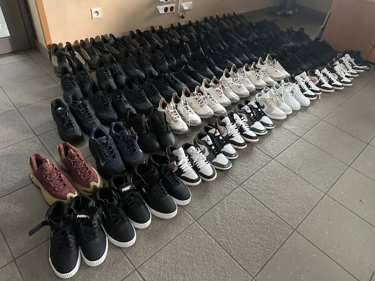 На Львівщині митники вилучили брендовий одяг і взуття на понад 750 тис. грн