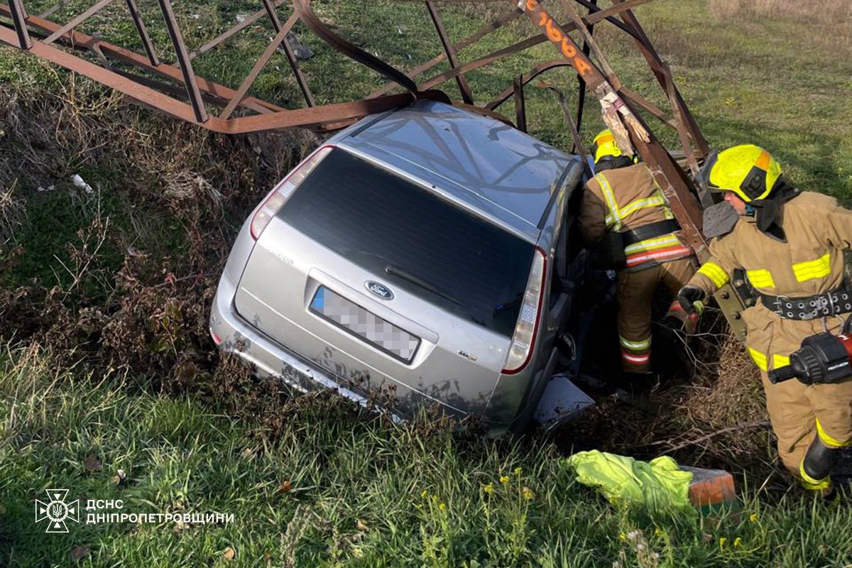 На Дніпропетровщині автомобіль влетів в електроопору й застряг: водія витягували рятувальники