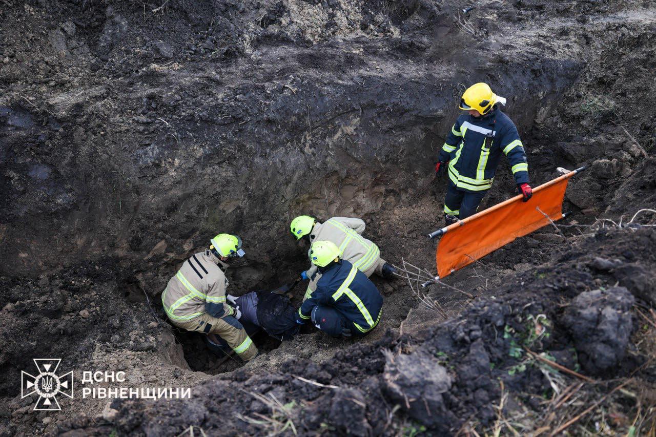 У Рівному рятувальники дістали з рову тіло чоловіка