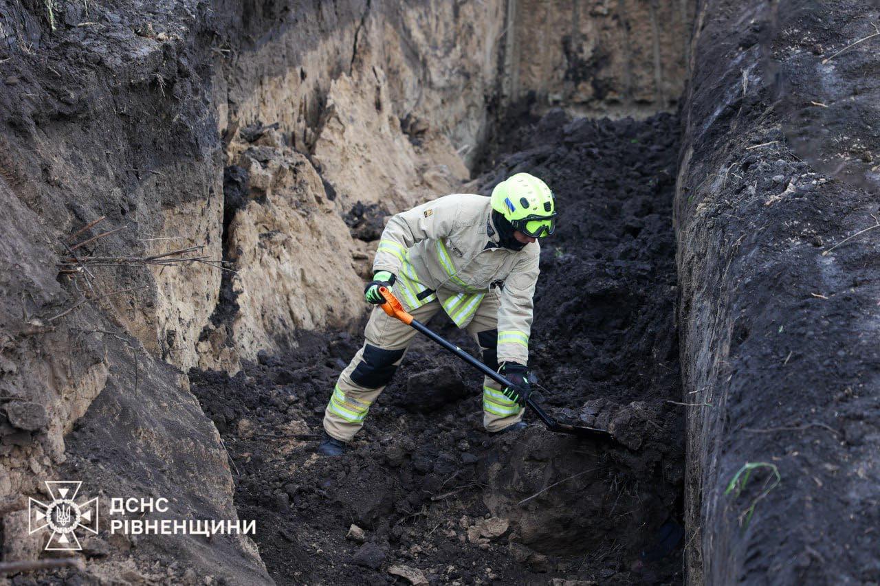 У Рівному з триметрового рову рятувальники дістали тіло чоловіка