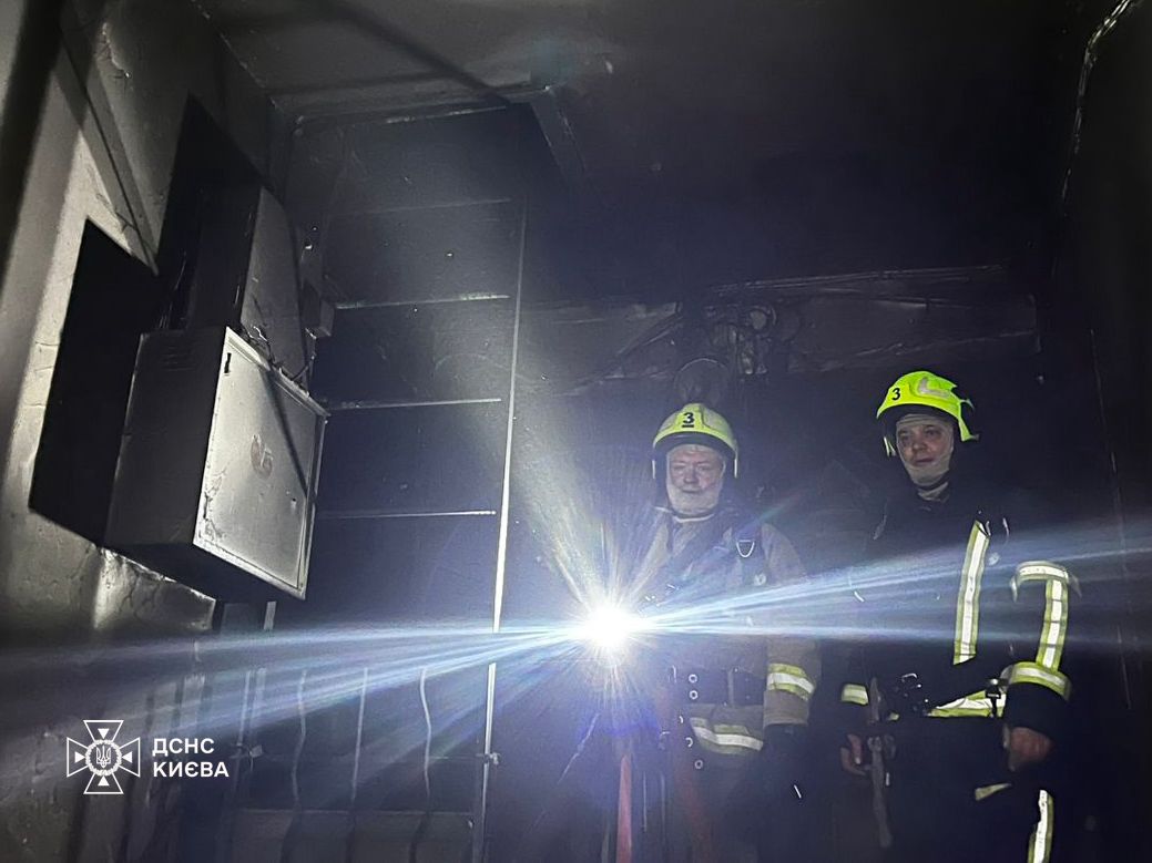 У Києві сталася пожежа у п'ятиповерхівці: рятувальники запобігли трагедії