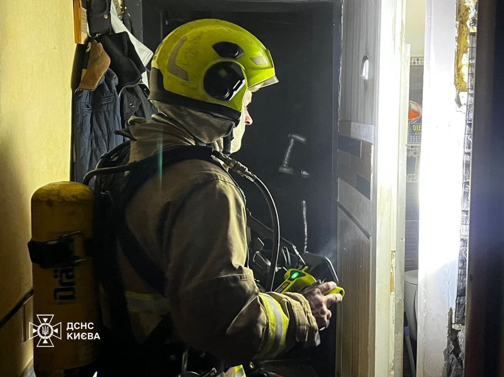 У Києві сталася пожежа у п'ятиповерхівці