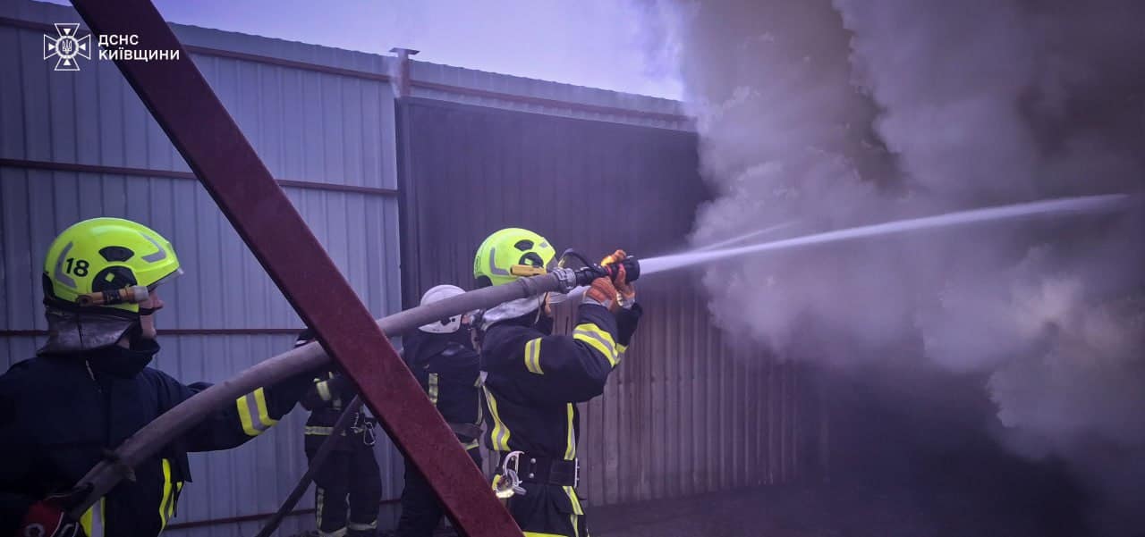 В Киевской области ликвидировали пожар на пилораме