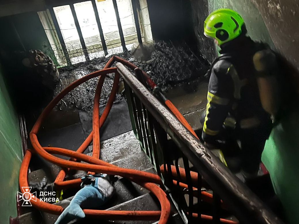 У Києві сталася пожежа у п'ятиповерхівці: врятовані дві людини