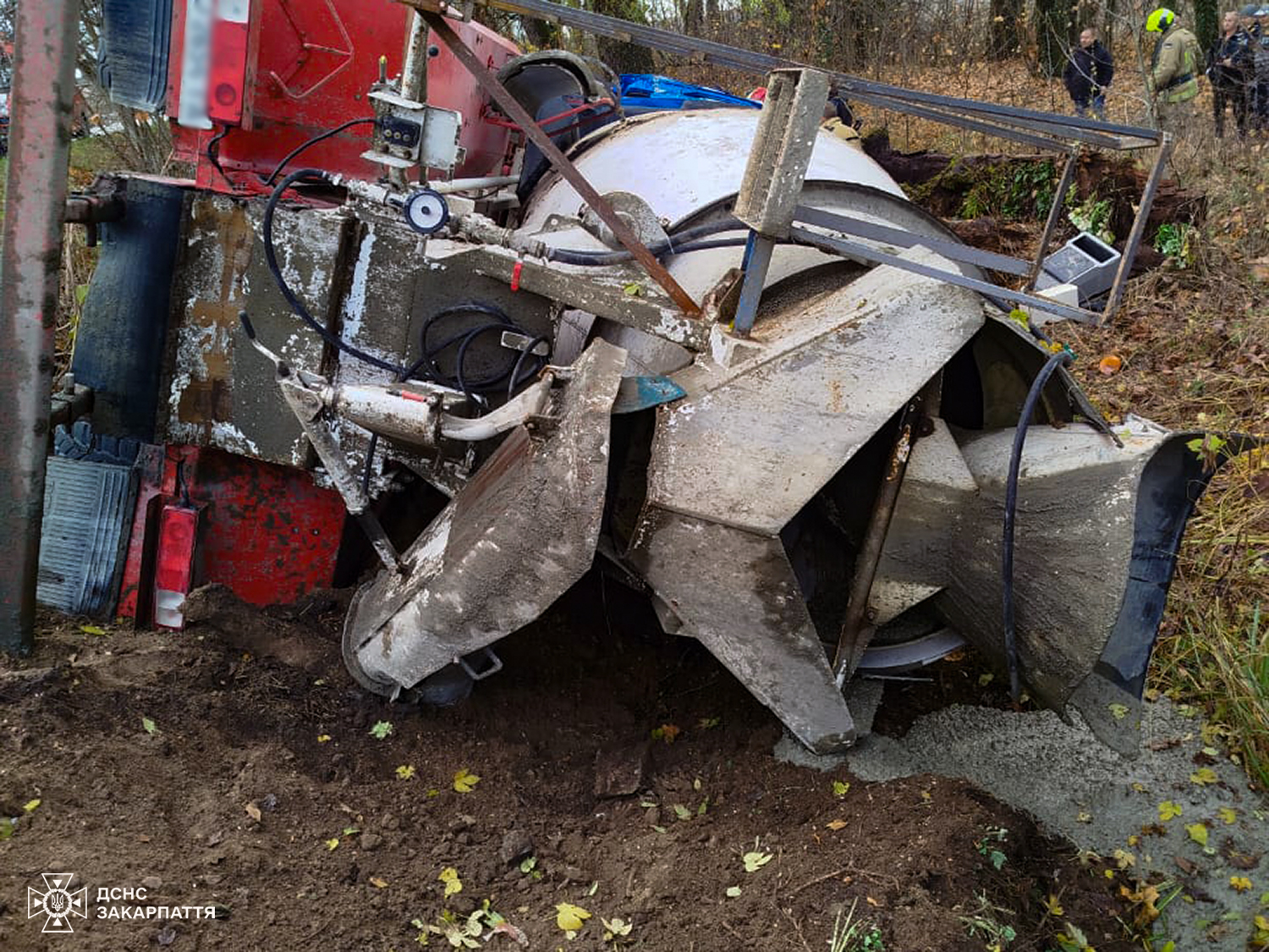 На Закарпатті бетонозмішувач з’їхав з дороги і перекинувся: постраждав водій