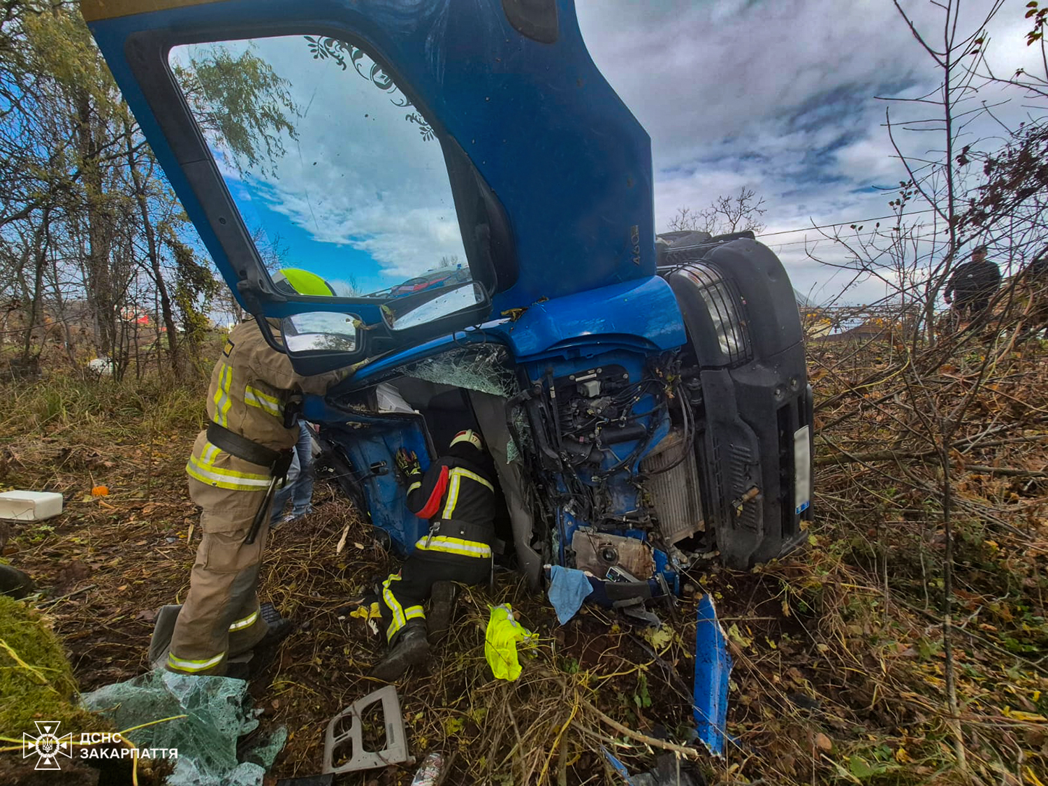 На Закарпатті бетонозмішувач з’їхав з дороги і перекинувся: водія діставали рятувальники