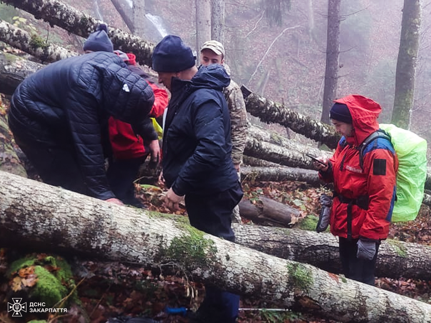 На Закарпатті врятували чоловіка: блукав чотири дні у горах