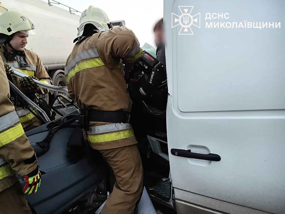 На Миколаївщині зіткнулися вантажівка та мікроавтобус: одного з водіїв деблокували рятувальники