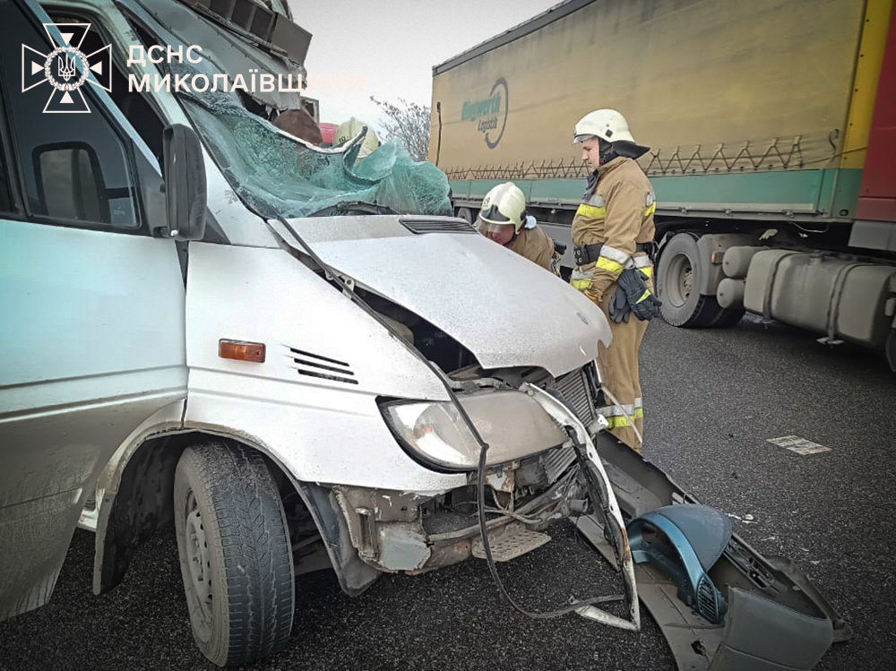 На Миколаївщині зіткнулися вантажівка та мікроавтобус