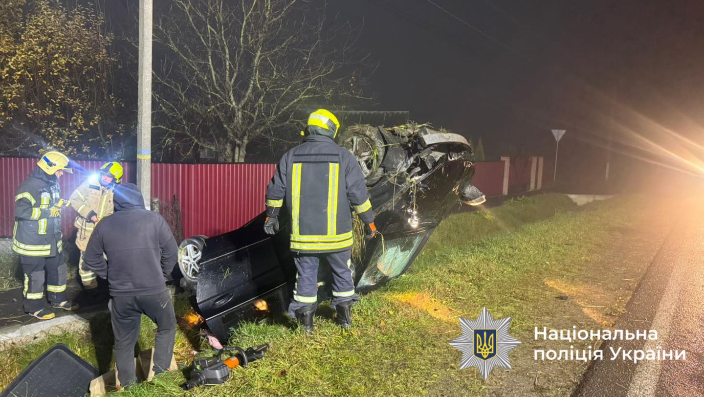 На Прикарпатті автівка вилетіла у кювет та перекинулася: водійка загинула