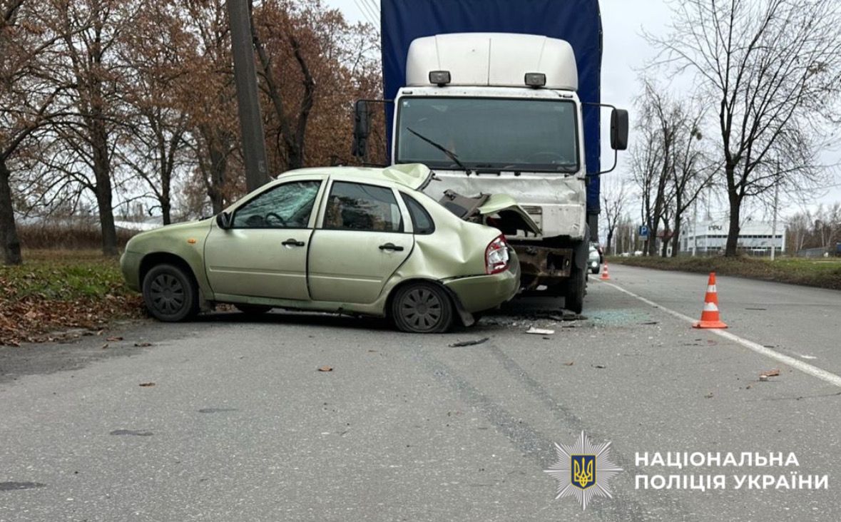 ДТП на Київщині: легковик виїхав на зустрічну та зіткнувся з вантажівкою