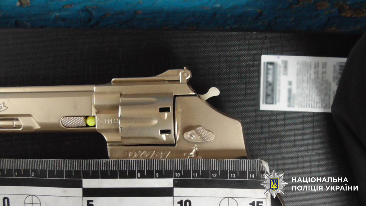 У Києві затримали чоловіка, який відібрав гроші в дівчини, погрожуючи іграшковим пістолетом