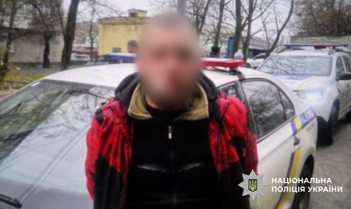 У Києві чоловік відібрав гроші в дівчини, погрожуючи іграшковим пістолетом