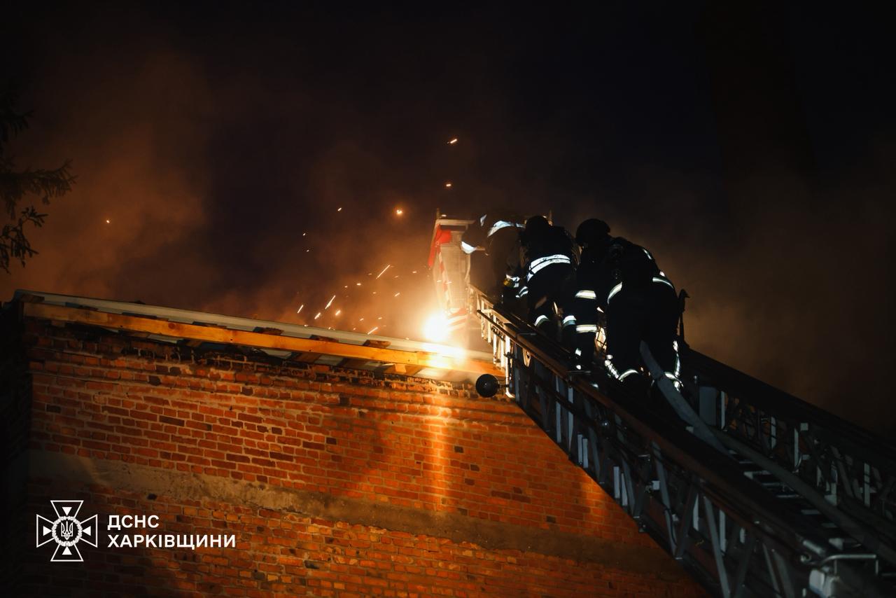 Спасатели показали последствия атаки в Харьковской области