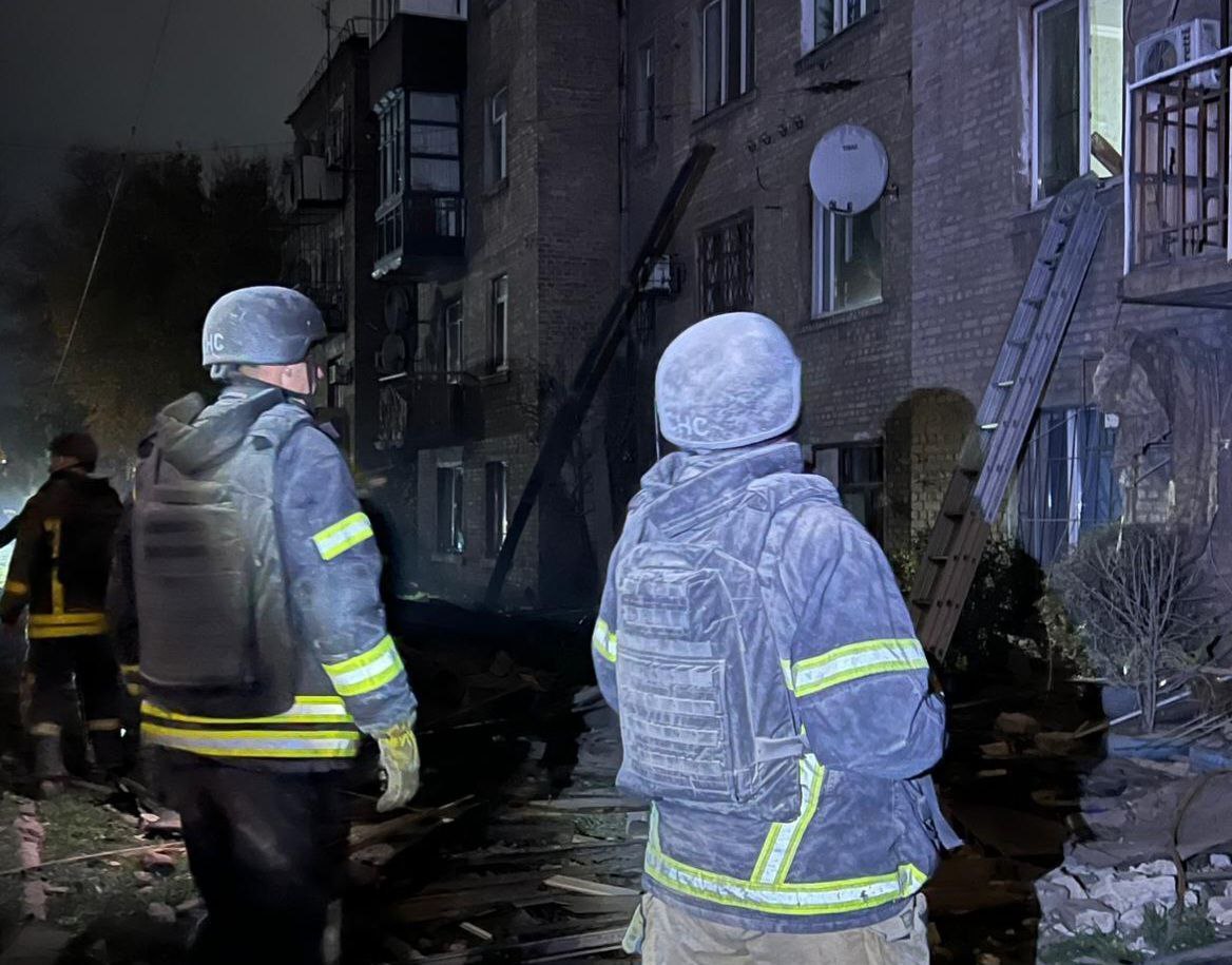 Россияне массированно ударили дронами по Каменскому: 8 пострадавших