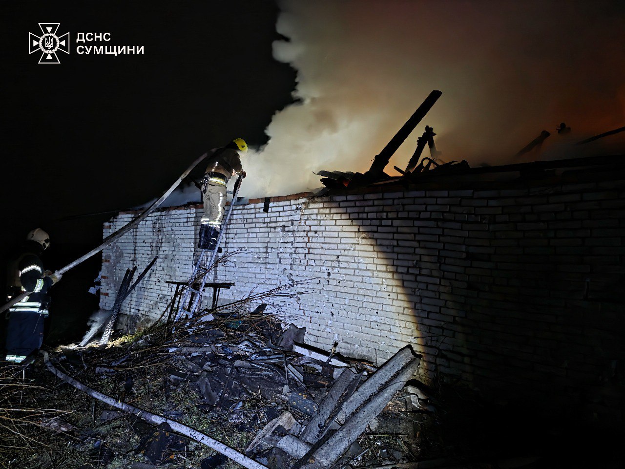Спасатели показали последствия ночных обстрелов в Сумской области
