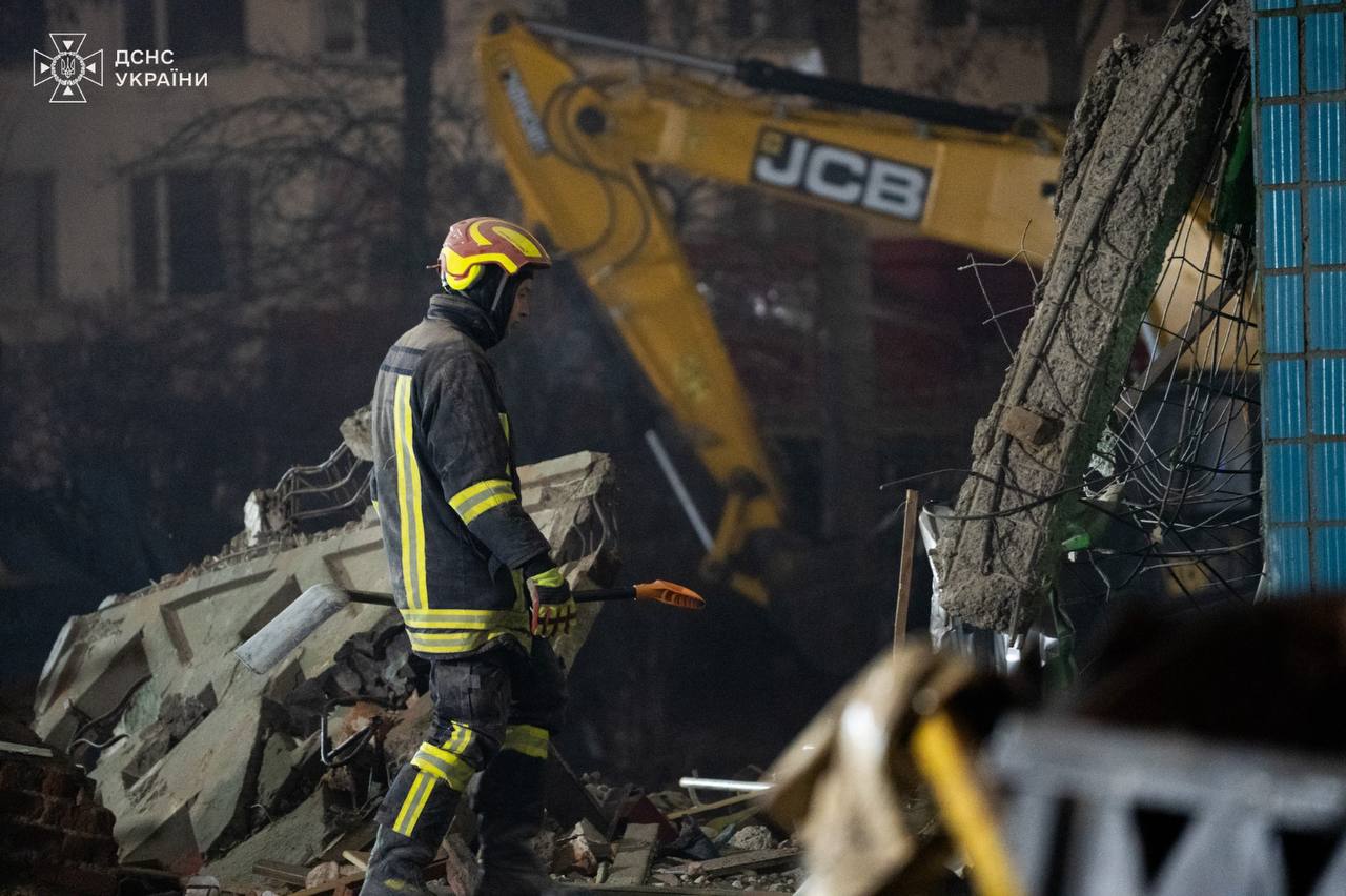 В Тернополе продолжаются поисково-спасательные работы на месте российского удара