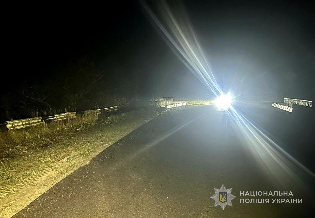 На Волині легковик злетів з мосту у річку: є постраждалі