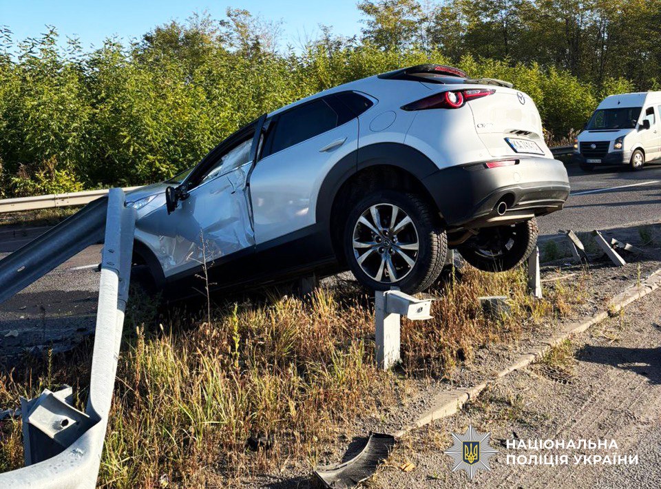 Mazda врезалась в отбойник: в Ровенской области в результате ДТП пострадали двое киевлянок