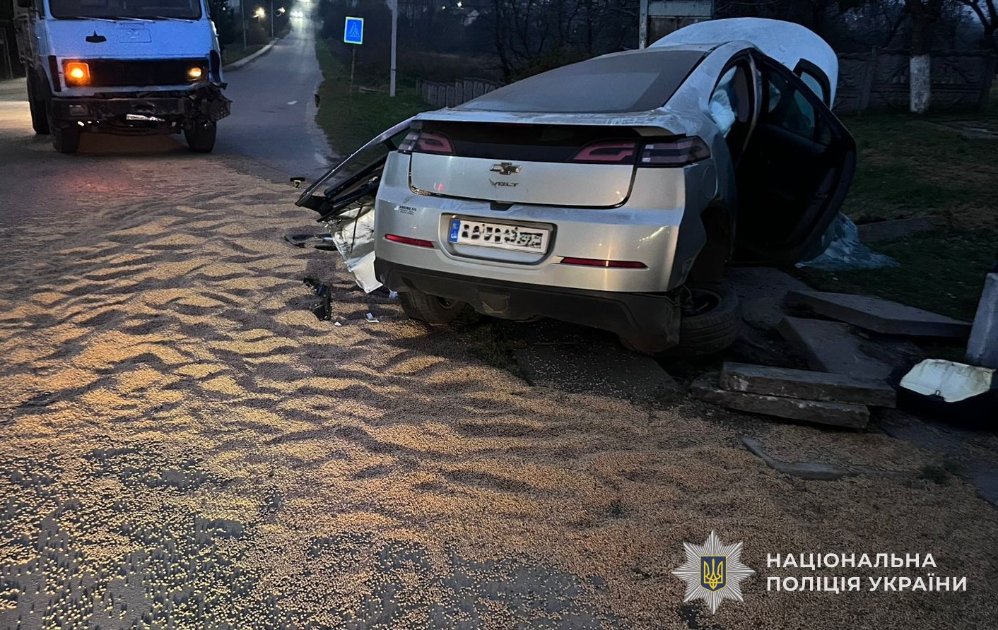 На Львівщині зіткнулися легковик та вантажівка: є загиблий та постраждалий