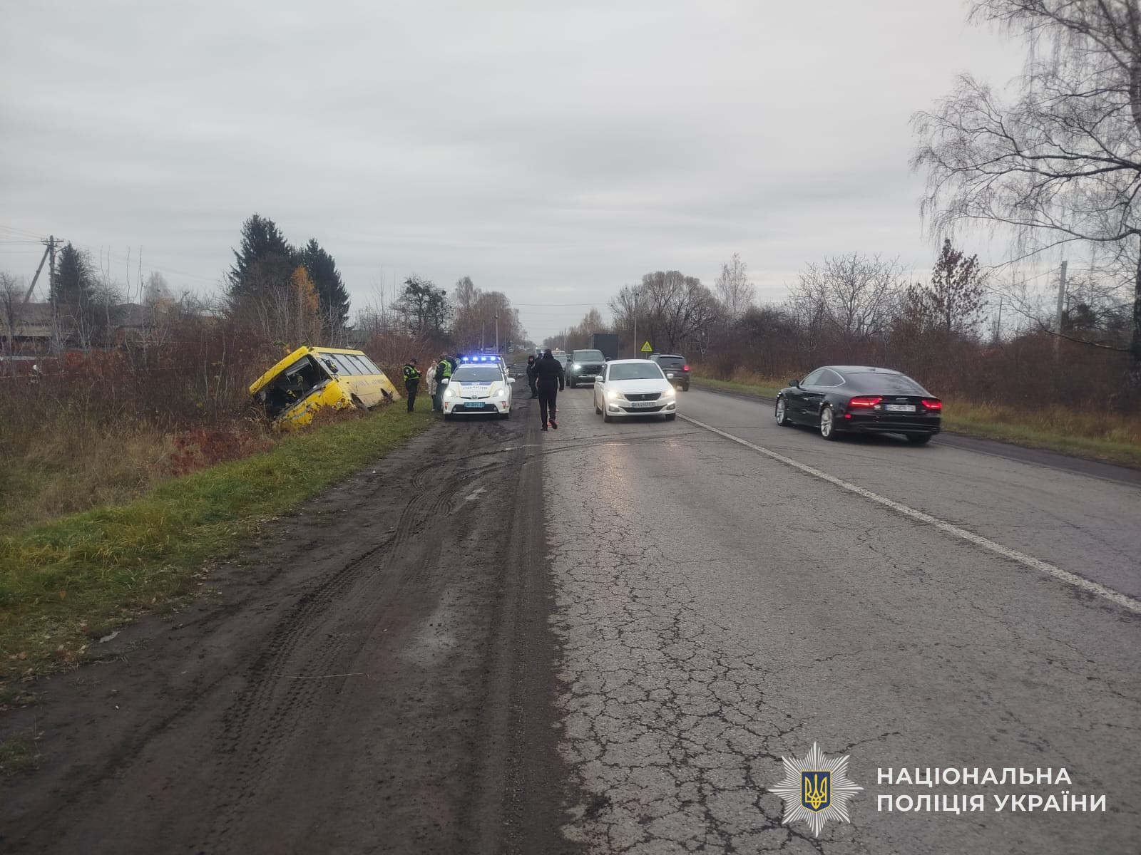 Во Львовской области перевернулся школьный автобус: двое пострадавших