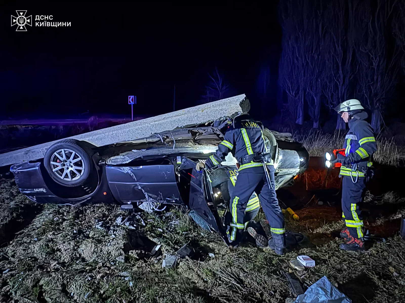 На Київщині легковик врізався в електроопору та перекинувся на дах