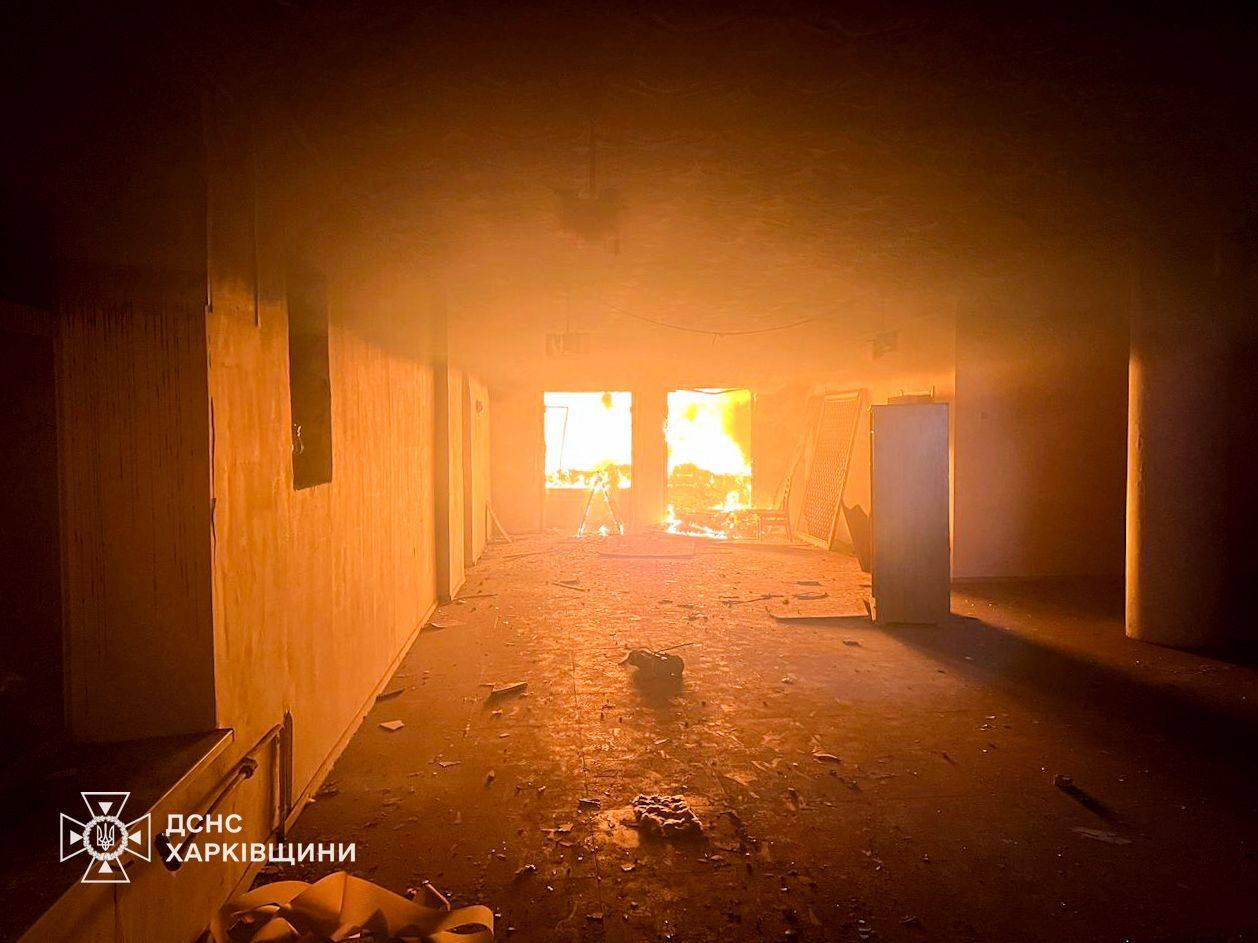 На Харківщині через удар БпЛА спалахнула пожежа в будинку культури