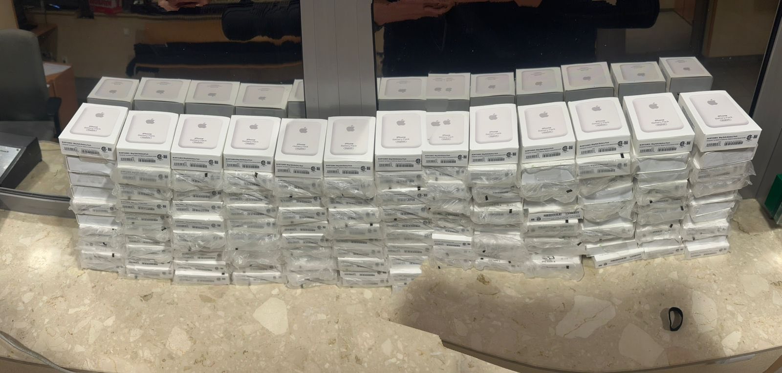 Во Львовской области в рейсовом автобусе нашли 150 внешних аккумуляторов для iPhone на 600 тыс. грн