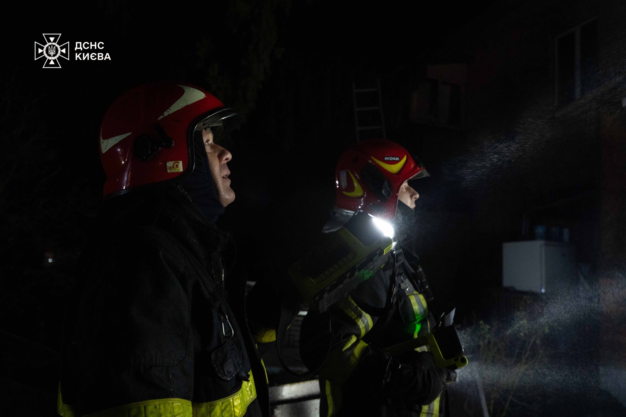 У Києві загасили пожежу у двоповерховому будинку