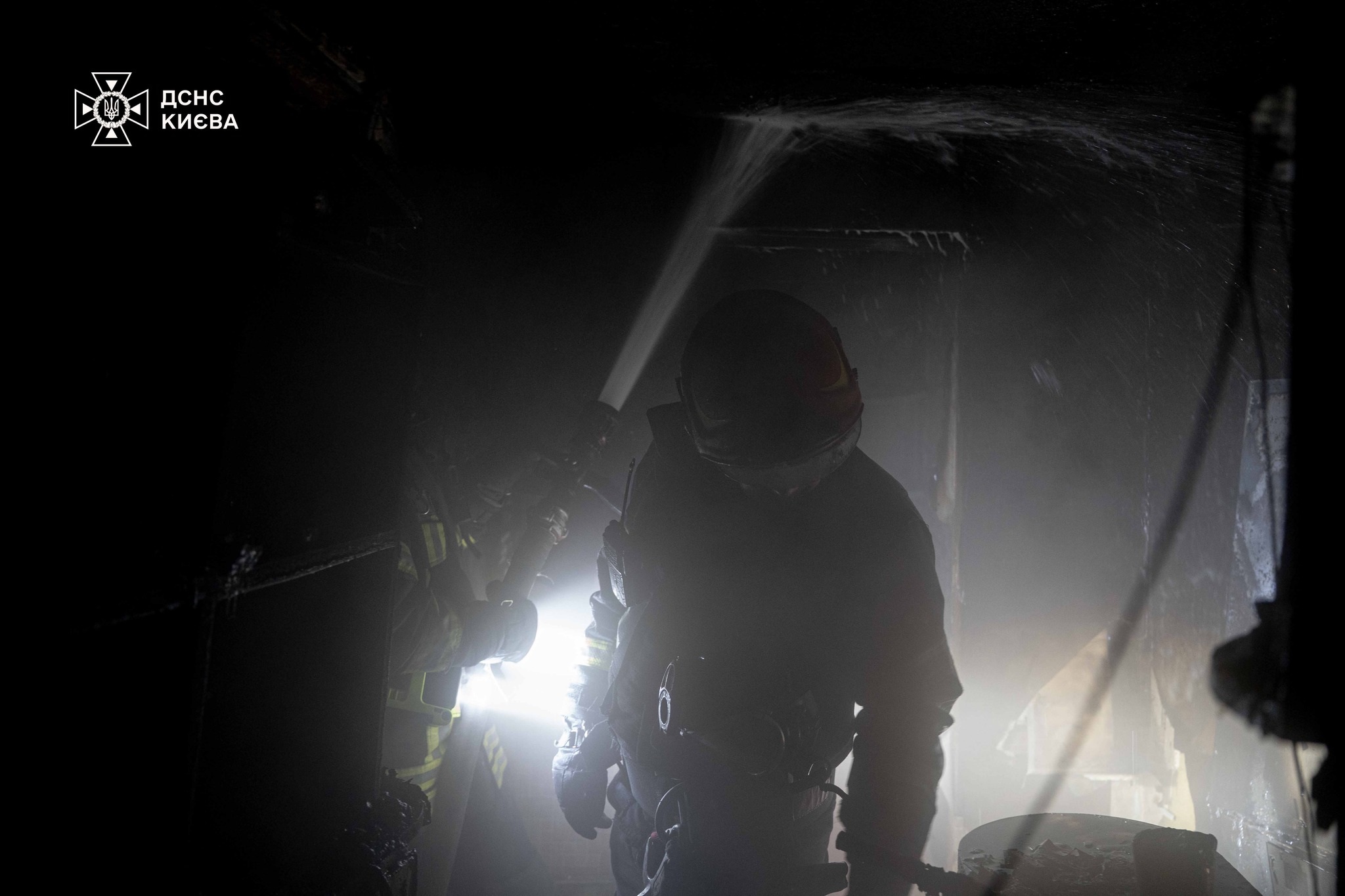 У Києві виникла пожежа у двоповерховому будинку