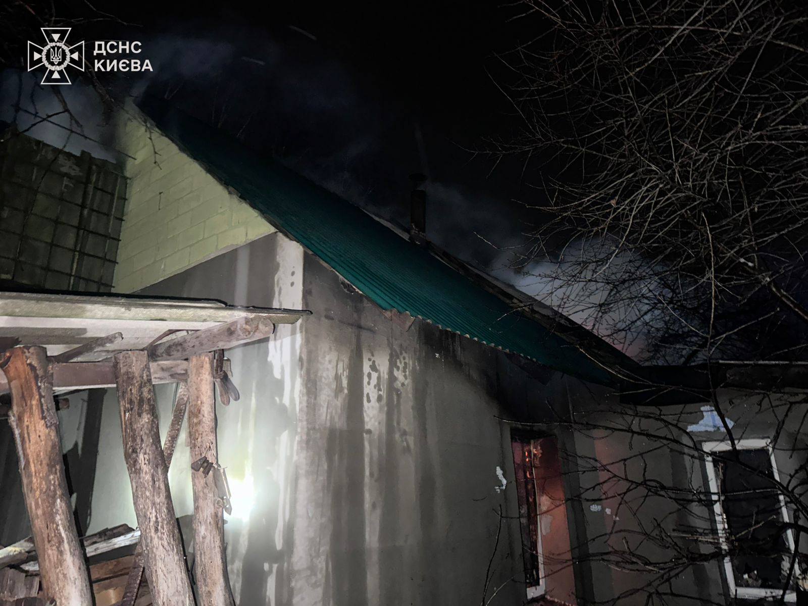 В Киеве в результате пожара в частном доме погибли два человека