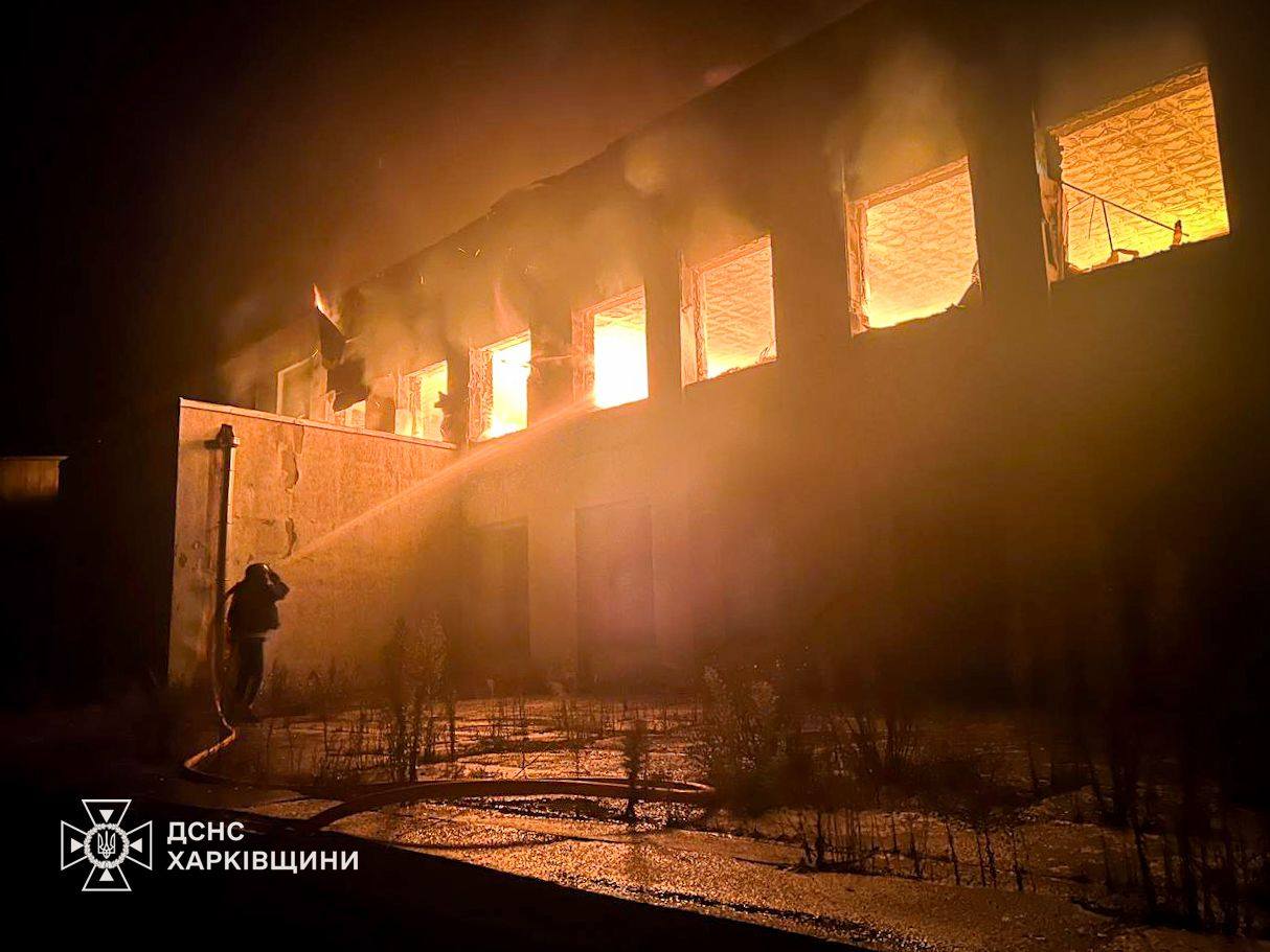 На Харківщині через удар дрона спалахнула пожежа в будинку культури